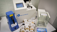 Kalorymetr PARR wraz z urządzeniami pomocniczymi waga analityczna i młynek laboratoryjny